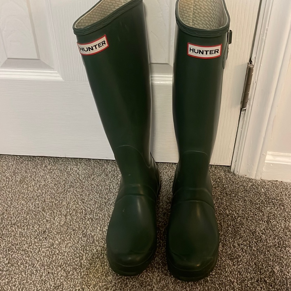 Forrest green hunter boots size 7 with navy socks
